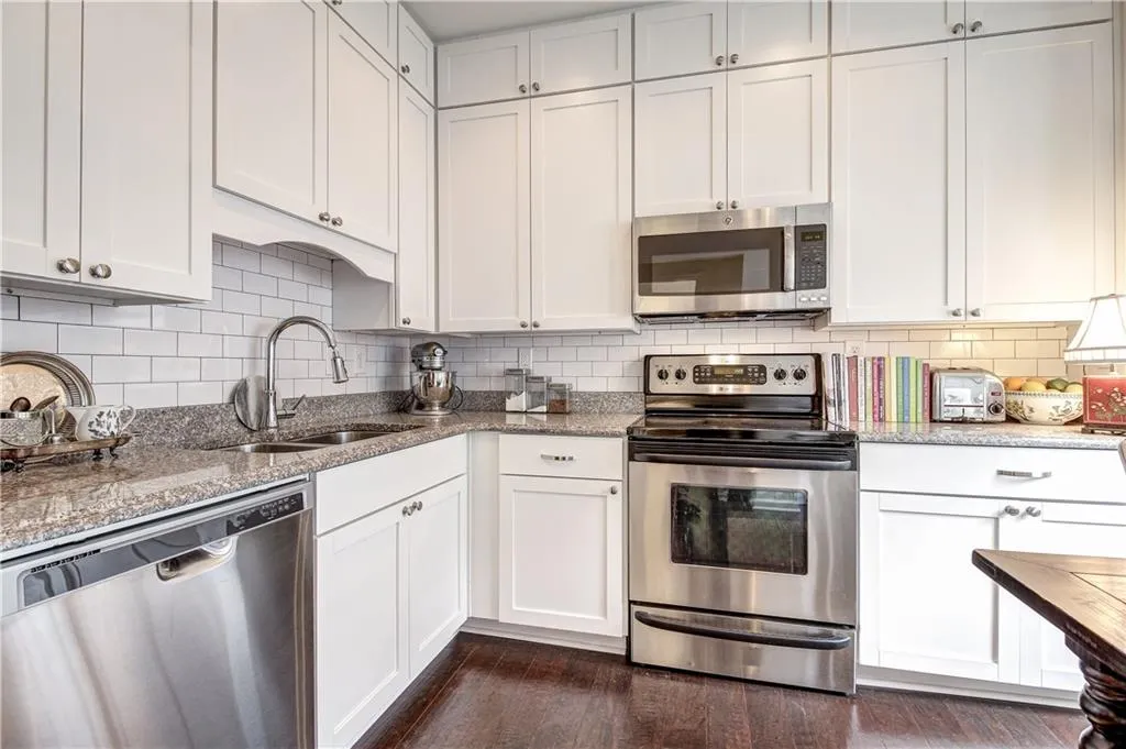5559 Glenridge Drive Unit 1309, Atlanta, Georgia 30342, 2 Bedrooms Bedrooms, ,2 BathroomsBathrooms,Residential,Sold,5559 Glenridge Drive Unit 1309,5671179