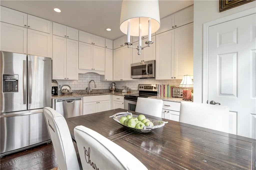 5559 Glenridge Drive Unit 1309, Atlanta, Georgia 30342, 2 Bedrooms Bedrooms, ,2 BathroomsBathrooms,Residential,Sold,5559 Glenridge Drive Unit 1309,5671179