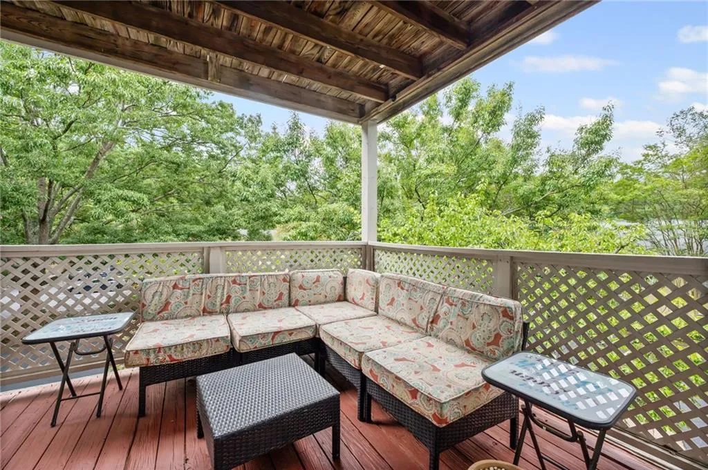 Corner of the deck: the mature growth of the landscaping and quiet neighborhood is very quiet.