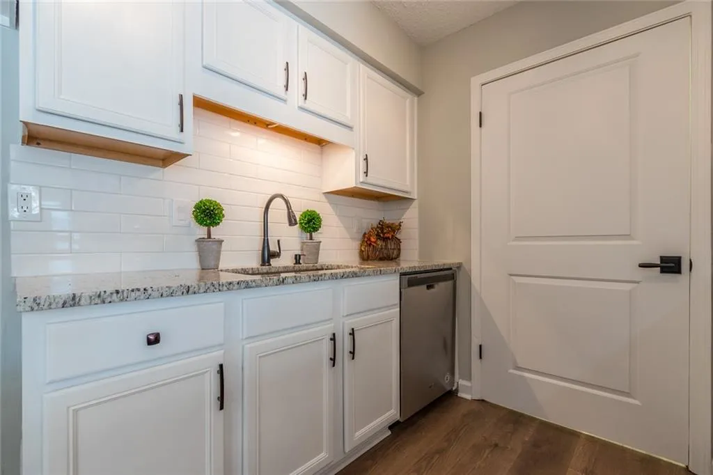 1401 Wingate Way, Sandy Springs, Georgia 30350, 1 Bedroom Bedrooms, ,1 BathroomBathrooms,Residential,Sold,1401 Wingate Way,6636357