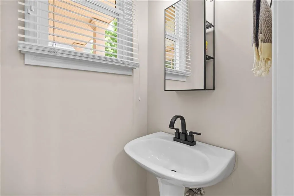 1858 Perry Boulevard Nw, Atlanta, Georgia 30318, 3 Bedrooms Bedrooms, ,2 BathroomsBathrooms,Residential,For Sale,1858 Perry Boulevard Nw,7631038