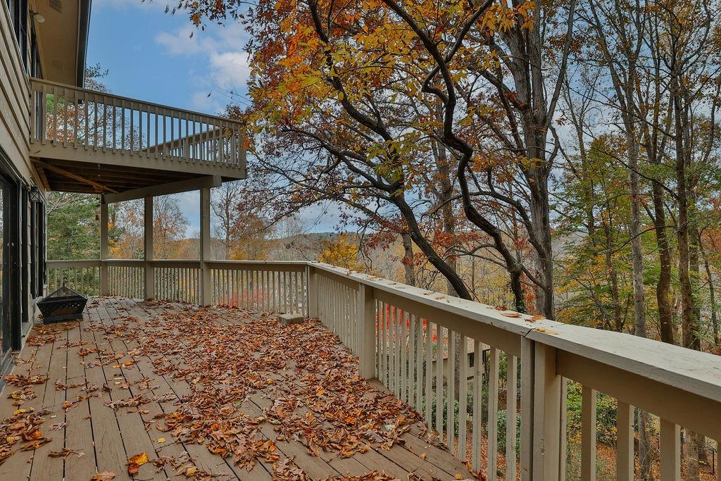 120 HUNTCLIFF Point, Sandy Springs, Georgia 30350, 5 Bedrooms Bedrooms, ,4 BathroomsBathrooms,Residential,Sold,120 HUNTCLIFF Point,7303103