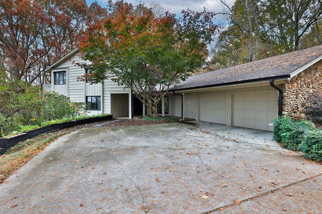120 HUNTCLIFF Point, Sandy Springs, Georgia 30350, 5 Bedrooms Bedrooms, ,4 BathroomsBathrooms,Residential,Sold,120 HUNTCLIFF Point,7303103