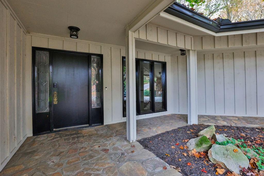 120 HUNTCLIFF Point, Sandy Springs, Georgia 30350, 5 Bedrooms Bedrooms, ,4 BathroomsBathrooms,Residential,Sold,120 HUNTCLIFF Point,7303103