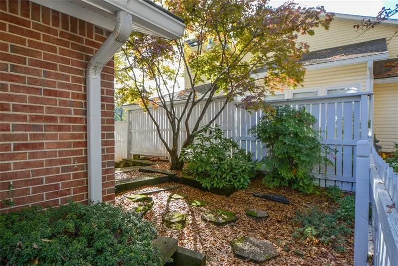98 Dunwoody Springs Drive, Sandy Springs, Georgia 30328, 3 Bedrooms Bedrooms, ,2 BathroomsBathrooms,Residential,Sold,98 Dunwoody Springs Drive,6647542