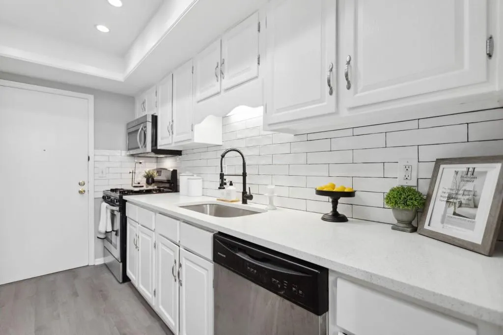 6851 Roswell Road Unit F-3, Sandy Springs, Georgia 30328, 2 Bedrooms Bedrooms, ,2 BathroomsBathrooms,Residential,Sold,6851 Roswell Road Unit F-3,7205022
