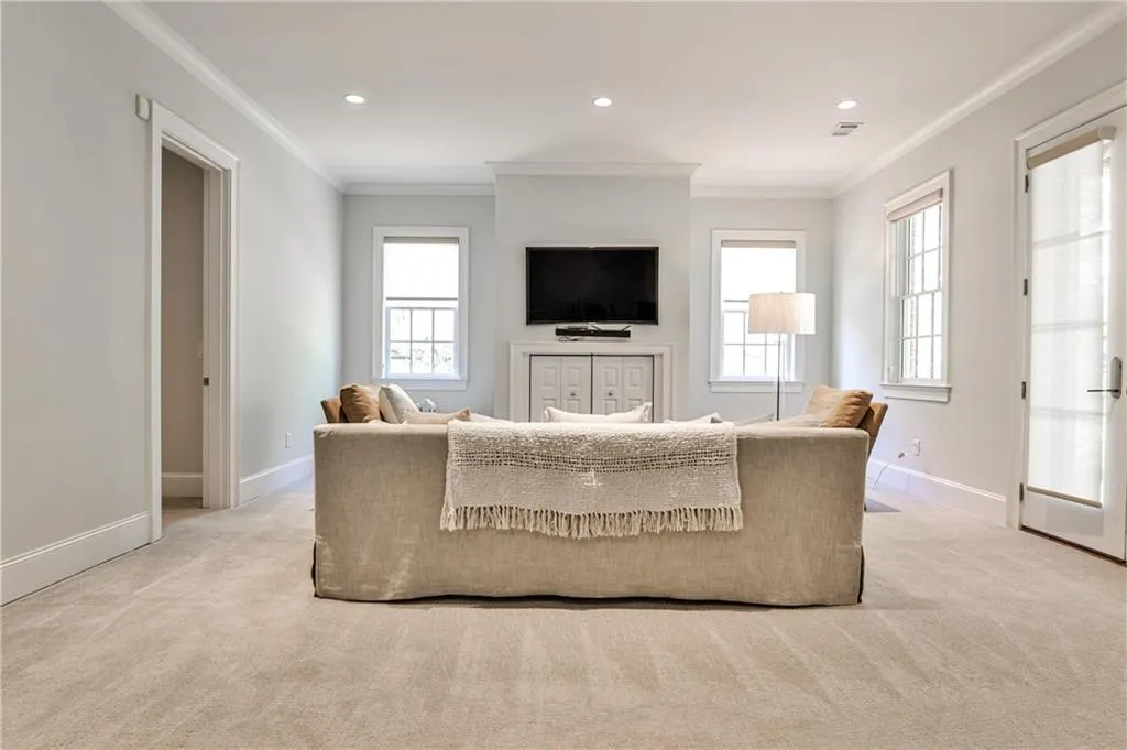 156 Lake Forrest Lane Ne, Atlanta, Georgia 30342, 6 Bedrooms Bedrooms, ,7 BathroomsBathrooms,Residential,For Sale,156 Lake Forrest Lane Ne,7633360