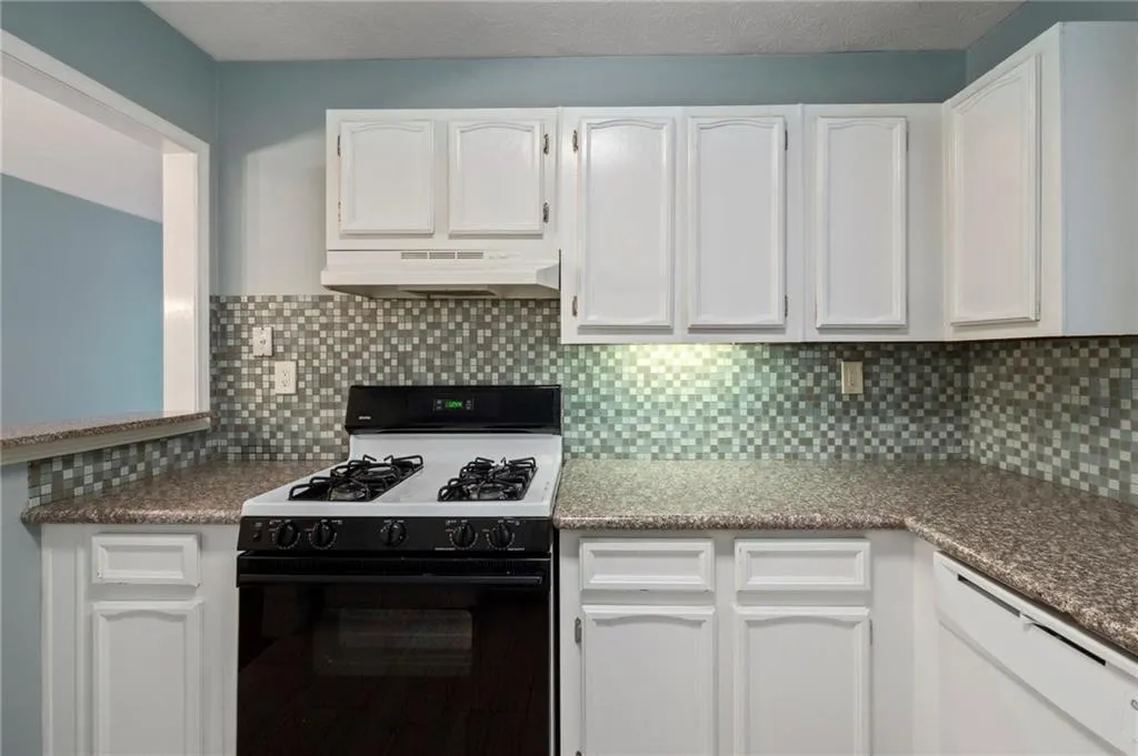 1306 Natchez Trace, Sandy Springs, Georgia 30350, 2 Bedrooms Bedrooms, ,1 BathroomBathrooms,Residential,Sold,1306 Natchez Trace,6945289