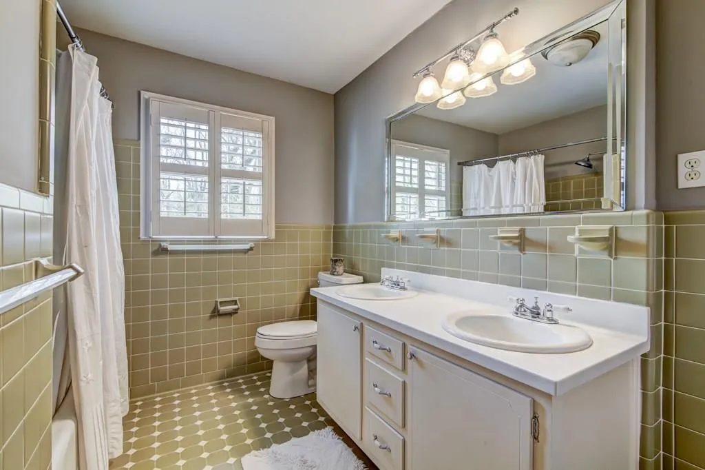 390 Riverhill Drive, Sandy Springs, Georgia 30328, 6 Bedrooms Bedrooms, ,4 BathroomsBathrooms,Residential,Sold,390 Riverhill Drive,5992670