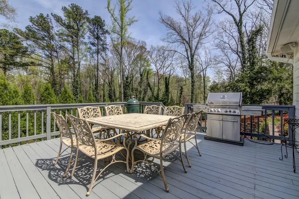 390 Riverhill Drive, Sandy Springs, Georgia 30328, 6 Bedrooms Bedrooms, ,4 BathroomsBathrooms,Residential,Sold,390 Riverhill Drive,5992670