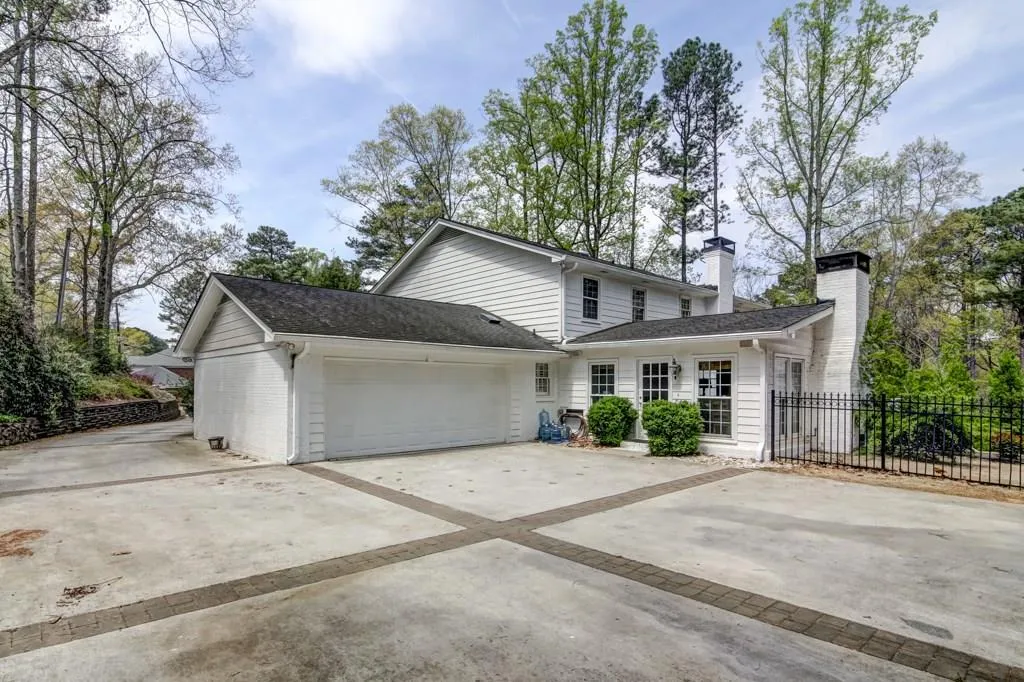 390 Riverhill Drive, Sandy Springs, Georgia 30328, 6 Bedrooms Bedrooms, ,4 BathroomsBathrooms,Residential,Sold,390 Riverhill Drive,5992670