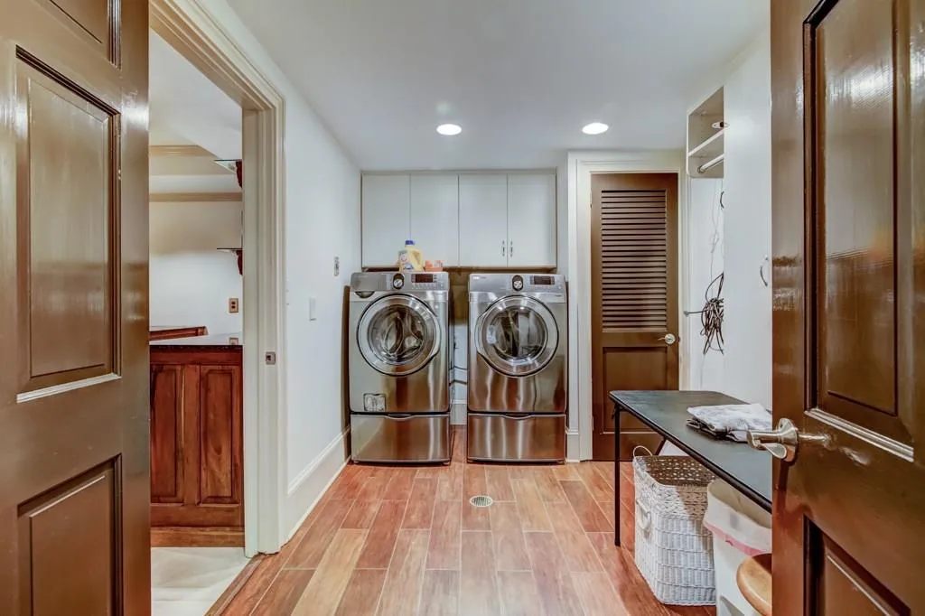 390 Riverhill Drive, Sandy Springs, Georgia 30328, 6 Bedrooms Bedrooms, ,4 BathroomsBathrooms,Residential,Sold,390 Riverhill Drive,5992670