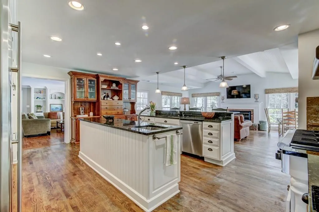 390 Riverhill Drive, Sandy Springs, Georgia 30328, 6 Bedrooms Bedrooms, ,4 BathroomsBathrooms,Residential,Sold,390 Riverhill Drive,5992670