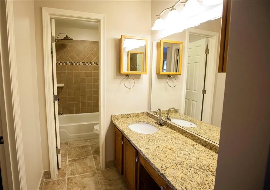 402 Dunwoody Chace, Sandy Springs, Georgia 30328, 3 Bedrooms Bedrooms, ,2 BathroomsBathrooms,Residential,Sold,402 Dunwoody Chace,5767619