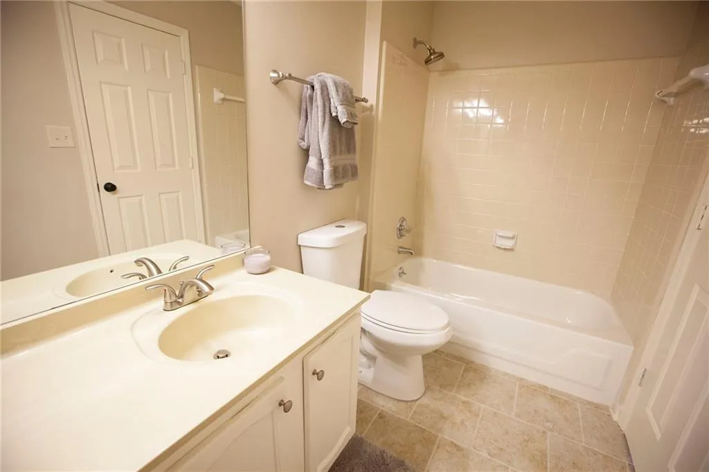 402 Dunwoody Chace, Sandy Springs, Georgia 30328, 3 Bedrooms Bedrooms, ,2 BathroomsBathrooms,Residential,Sold,402 Dunwoody Chace,5767619