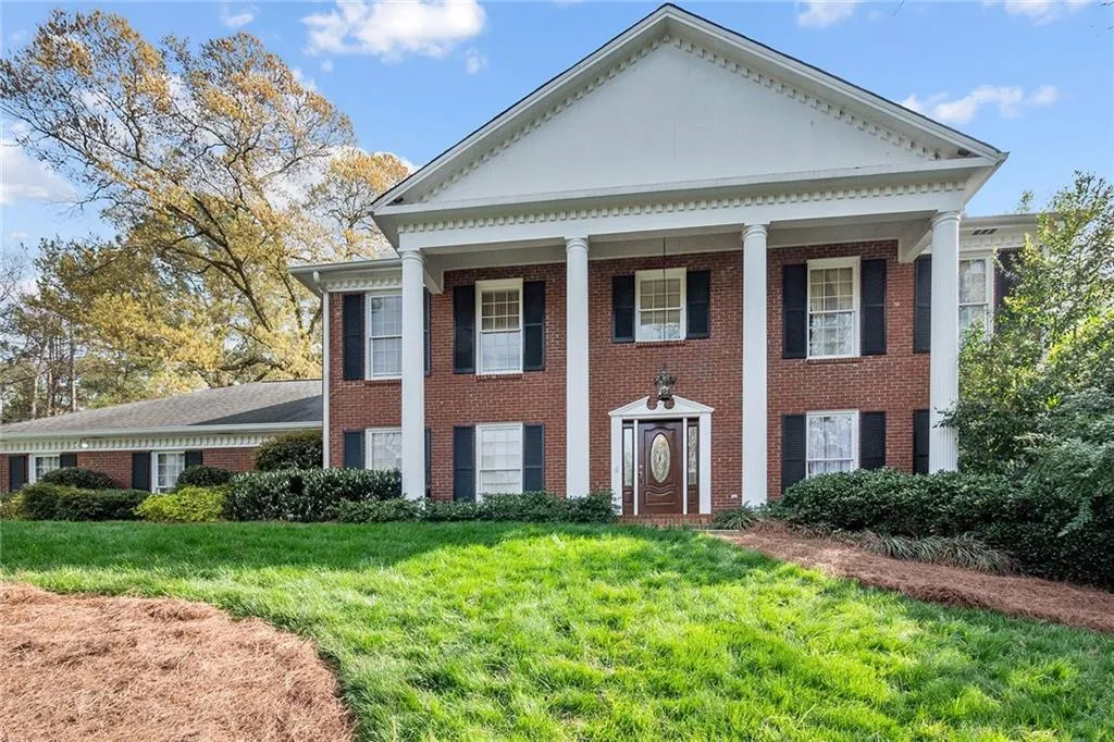 385 Riverhill Drive, Sandy Springs, Georgia 30328, 5 Bedrooms Bedrooms, ,4 BathroomsBathrooms,Residential,Sold,385 Riverhill Drive,6862452