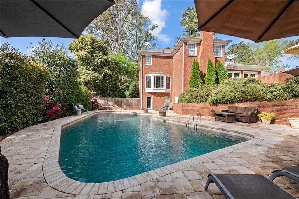 385 Riverhill Drive, Sandy Springs, Georgia 30328, 5 Bedrooms Bedrooms, ,4 BathroomsBathrooms,Residential,Sold,385 Riverhill Drive,6862452