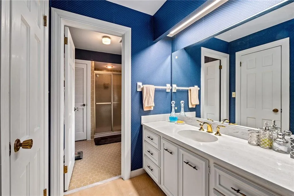 385 Riverhill Drive, Sandy Springs, Georgia 30328, 5 Bedrooms Bedrooms, ,4 BathroomsBathrooms,Residential,Sold,385 Riverhill Drive,6862452