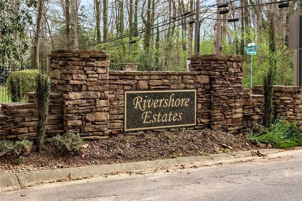 385 Riverhill Drive, Sandy Springs, Georgia 30328, 5 Bedrooms Bedrooms, ,4 BathroomsBathrooms,Residential,Sold,385 Riverhill Drive,6862452