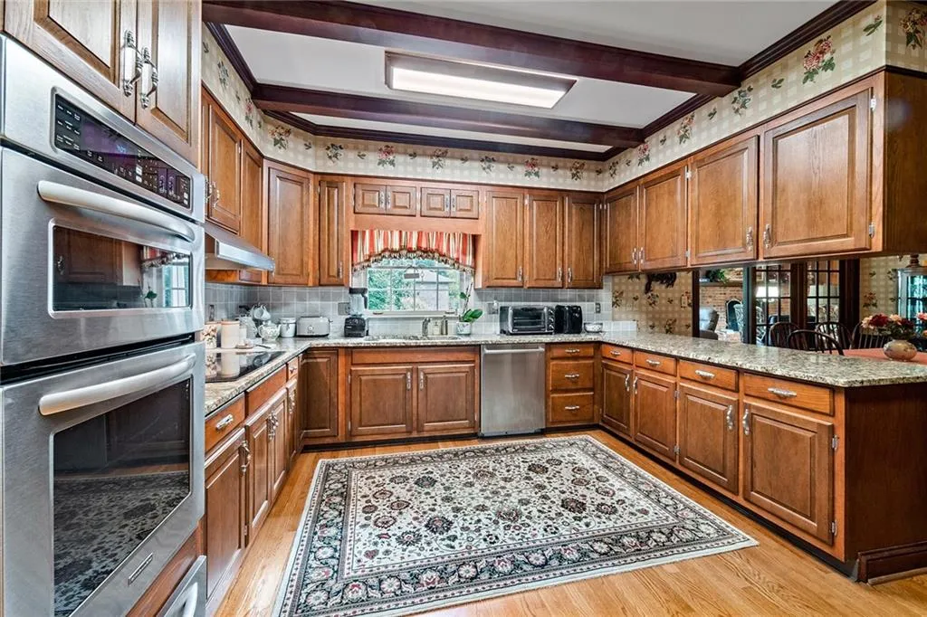 385 Riverhill Drive, Sandy Springs, Georgia 30328, 5 Bedrooms Bedrooms, ,4 BathroomsBathrooms,Residential,Sold,385 Riverhill Drive,6862452