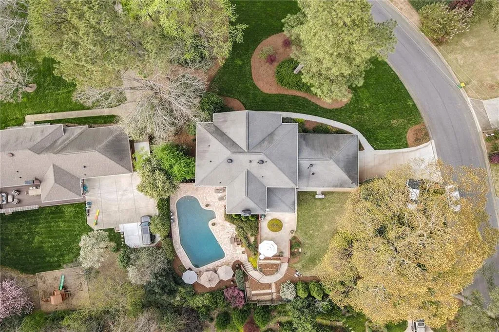 385 Riverhill Drive, Sandy Springs, Georgia 30328, 5 Bedrooms Bedrooms, ,4 BathroomsBathrooms,Residential,Sold,385 Riverhill Drive,6862452