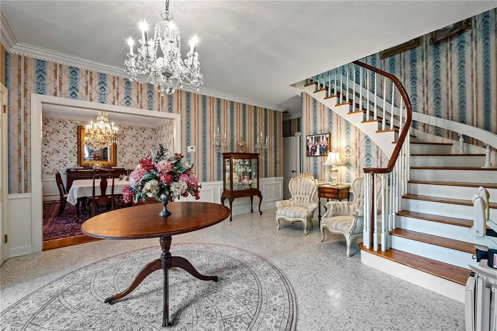 385 Riverhill Drive, Sandy Springs, Georgia 30328, 5 Bedrooms Bedrooms, ,4 BathroomsBathrooms,Residential,Sold,385 Riverhill Drive,6862452