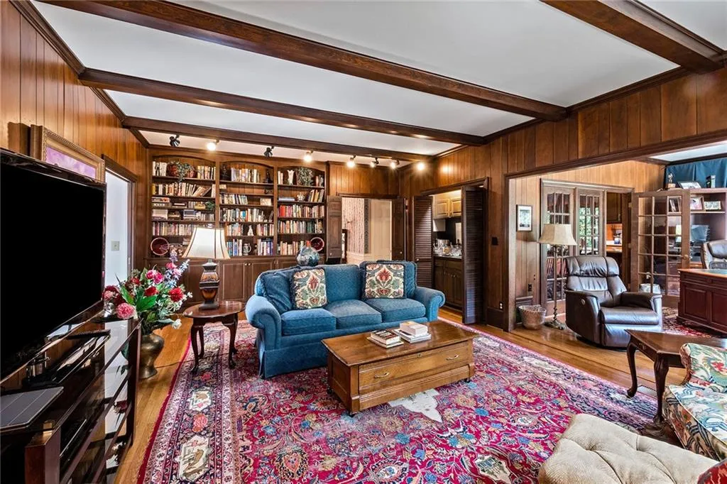 385 Riverhill Drive, Sandy Springs, Georgia 30328, 5 Bedrooms Bedrooms, ,4 BathroomsBathrooms,Residential,Sold,385 Riverhill Drive,6862452