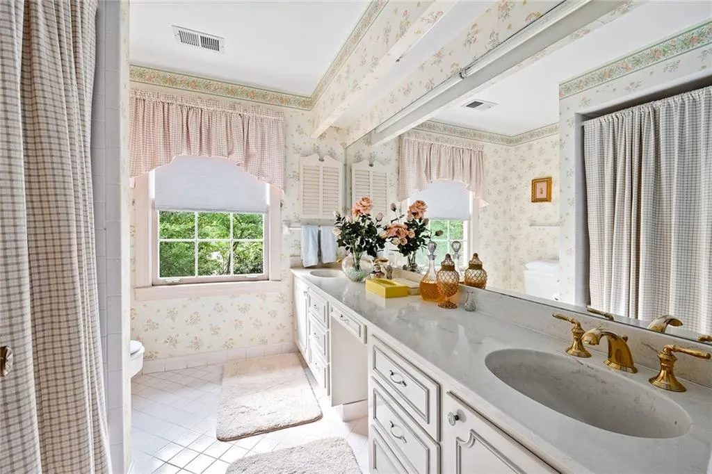 385 Riverhill Drive, Sandy Springs, Georgia 30328, 5 Bedrooms Bedrooms, ,4 BathroomsBathrooms,Residential,Sold,385 Riverhill Drive,6862452