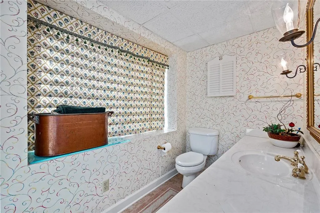 385 Riverhill Drive, Sandy Springs, Georgia 30328, 5 Bedrooms Bedrooms, ,4 BathroomsBathrooms,Residential,Sold,385 Riverhill Drive,6862452