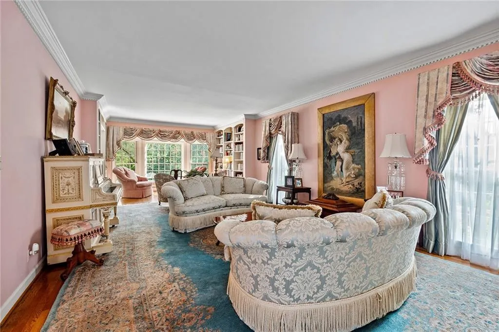 385 Riverhill Drive, Sandy Springs, Georgia 30328, 5 Bedrooms Bedrooms, ,4 BathroomsBathrooms,Residential,Sold,385 Riverhill Drive,6862452