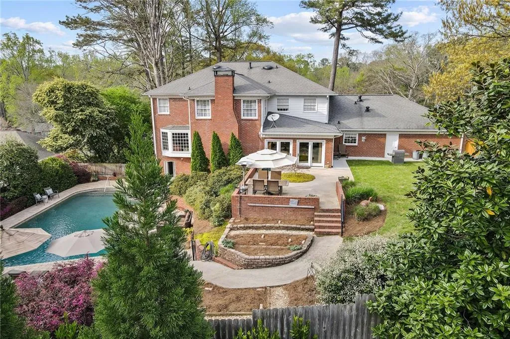 385 Riverhill Drive, Sandy Springs, Georgia 30328, 5 Bedrooms Bedrooms, ,4 BathroomsBathrooms,Residential,Sold,385 Riverhill Drive,6862452