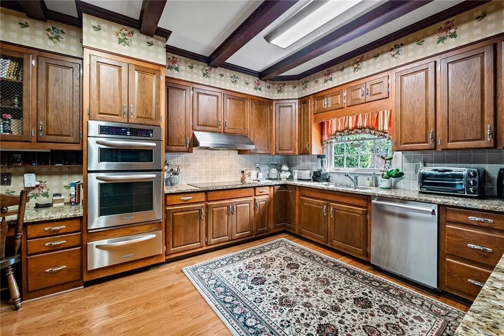 385 Riverhill Drive, Sandy Springs, Georgia 30328, 5 Bedrooms Bedrooms, ,4 BathroomsBathrooms,Residential,Sold,385 Riverhill Drive,6862452