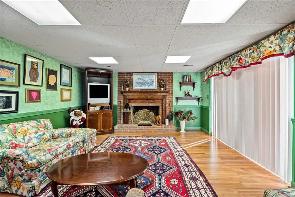 385 Riverhill Drive, Sandy Springs, Georgia 30328, 5 Bedrooms Bedrooms, ,4 BathroomsBathrooms,Residential,Sold,385 Riverhill Drive,6862452