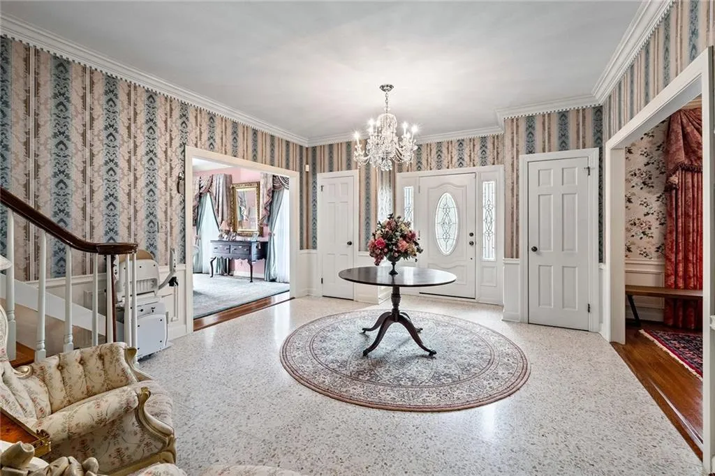 385 Riverhill Drive, Sandy Springs, Georgia 30328, 5 Bedrooms Bedrooms, ,4 BathroomsBathrooms,Residential,Sold,385 Riverhill Drive,6862452