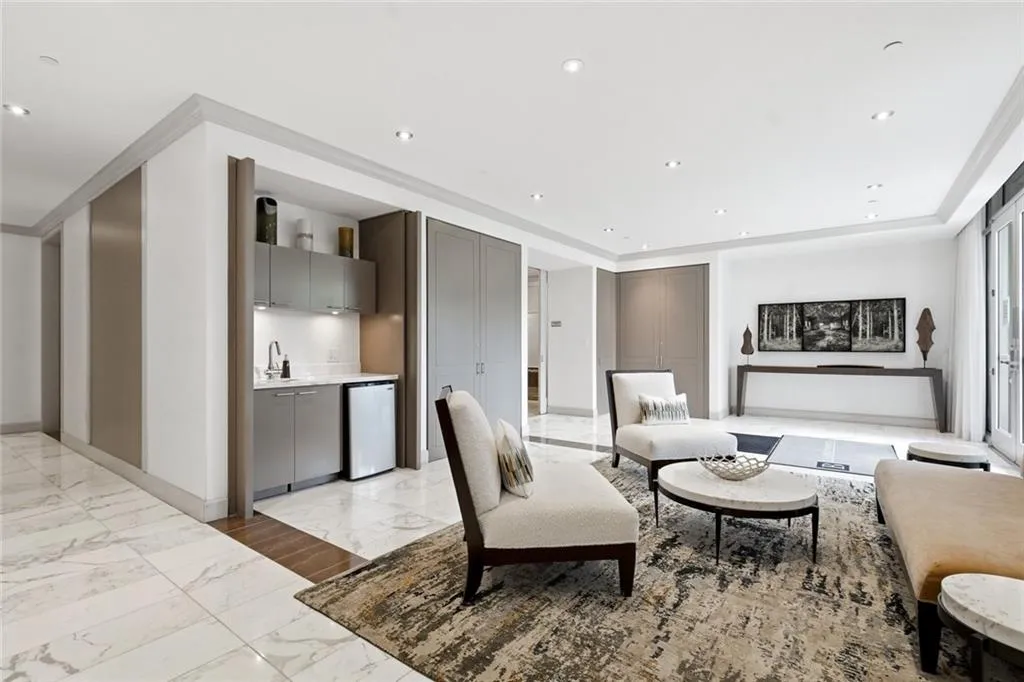 Lounge/conference room.