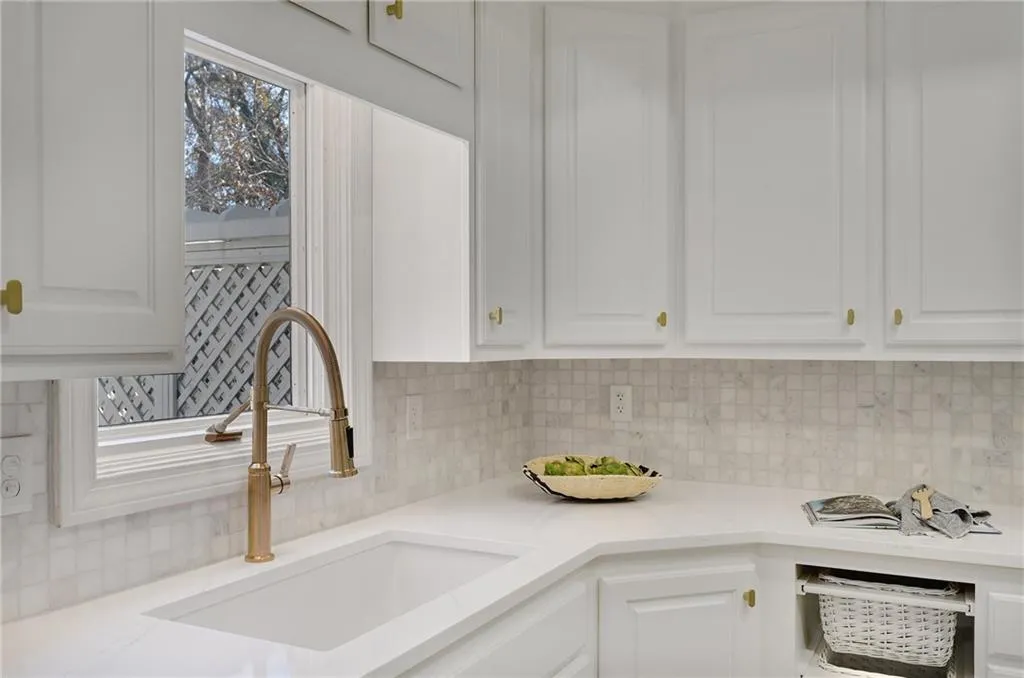 52 Paces West Drive Nw, Atlanta, Georgia 30327, 3 Bedrooms Bedrooms, 0 ,2 BathroomsBathrooms,Residential,For Sale,52 Paces West Drive Nw,7688150
