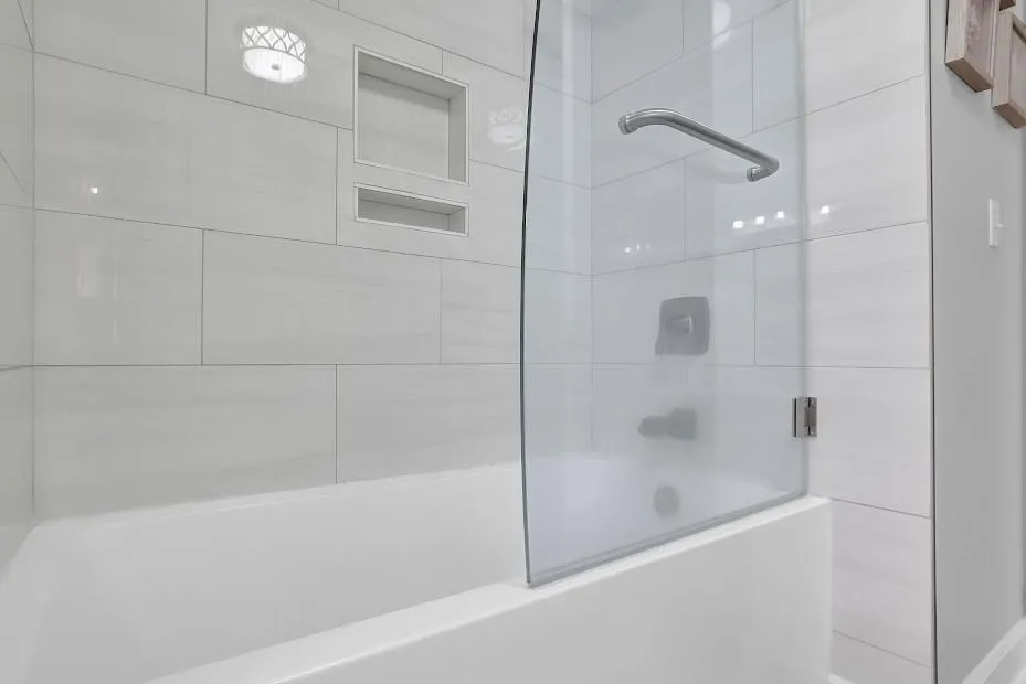 Bathroom with tiled shower / bath