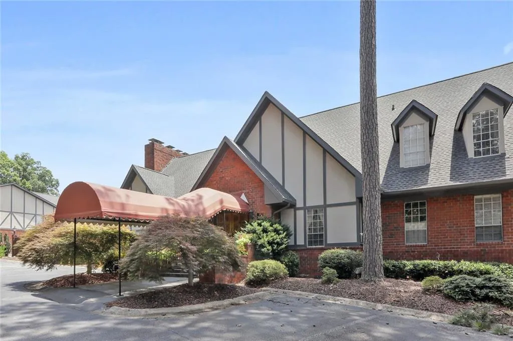 6851 Roswell Road Ne Unit Q9, Sandy Springs, Georgia 30328, 3 Bedrooms Bedrooms, ,2 BathroomsBathrooms,Residential,Sold,6851 Roswell Road Ne Unit Q9,6789912