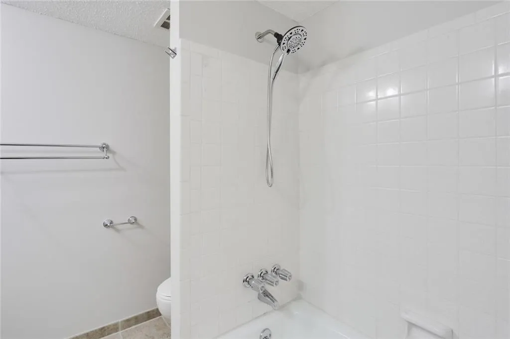 6851 Roswell Road Ne Unit Q9, Sandy Springs, Georgia 30328, 3 Bedrooms Bedrooms, ,2 BathroomsBathrooms,Residential,Sold,6851 Roswell Road Ne Unit Q9,6789912