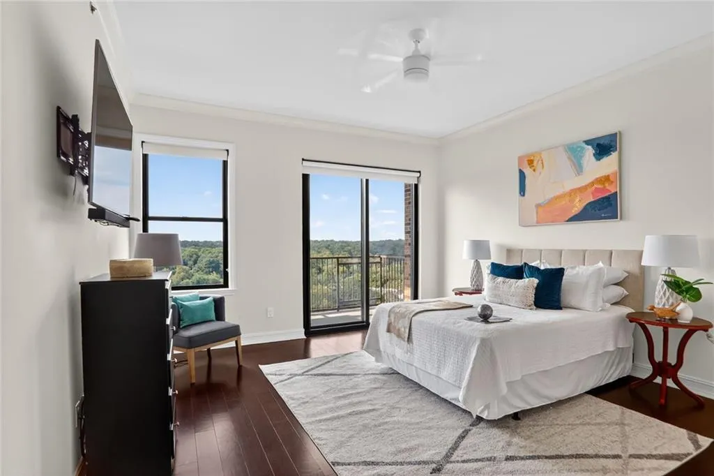 Over Sized Bedroom w/ Balcony En Suite Over Sized Bedroom w/ Balcony En Suite