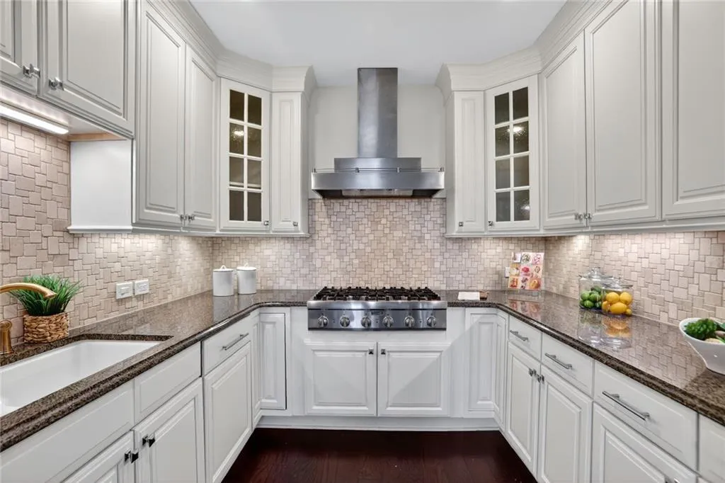 White CabinetsStainless Steel AppliancesStone CountertopsGas Coolikn White CabinetsStainless Steel AppliancesStone CountertopsGas Coolikn
