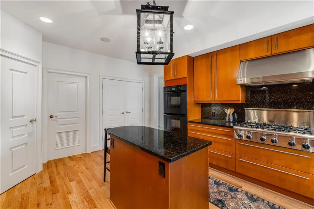 3286 Northside Parkway Nw Unit 903, Atlanta, Georgia 30327, 3 Bedrooms Bedrooms, ,2 BathroomsBathrooms,Residential,For Sale,3286 Northside Parkway Nw Unit 903,7571884