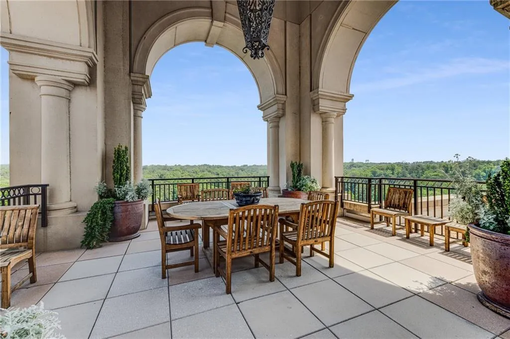 3286 Northside Parkway Nw Unit 903, Atlanta, Georgia 30327, 3 Bedrooms Bedrooms, ,2 BathroomsBathrooms,Residential,For Sale,3286 Northside Parkway Nw Unit 903,7571884