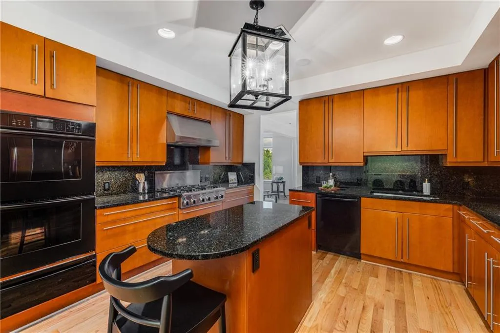 3286 Northside Parkway Nw Unit 903, Atlanta, Georgia 30327, 3 Bedrooms Bedrooms, ,2 BathroomsBathrooms,Residential,For Sale,3286 Northside Parkway Nw Unit 903,7571884