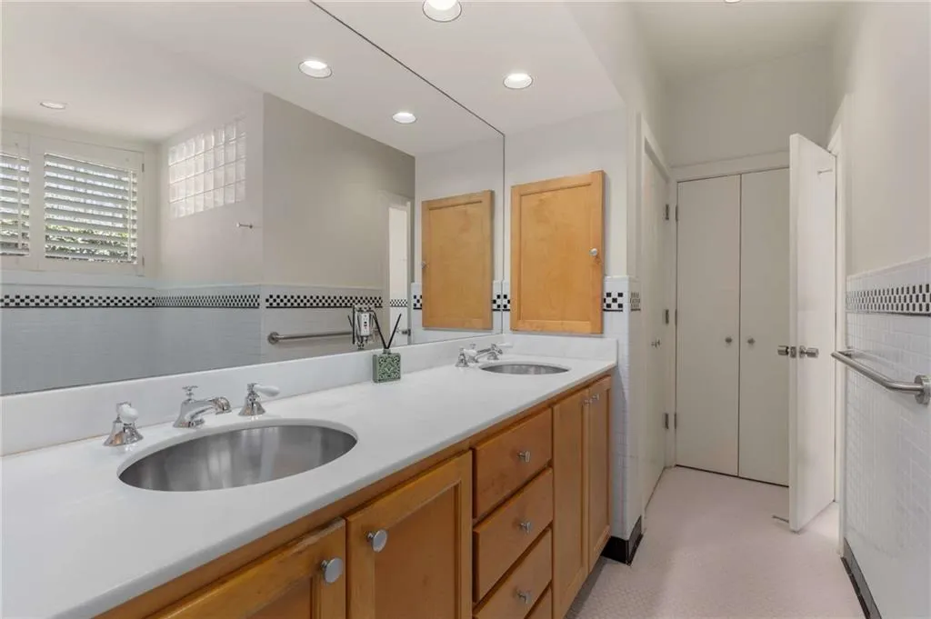 1105 Crest Valley Drive, Sandy Springs, Georgia 30327, 5 Bedrooms Bedrooms, ,4 BathroomsBathrooms,Residential,Sold,1105 Crest Valley Drive,7559839