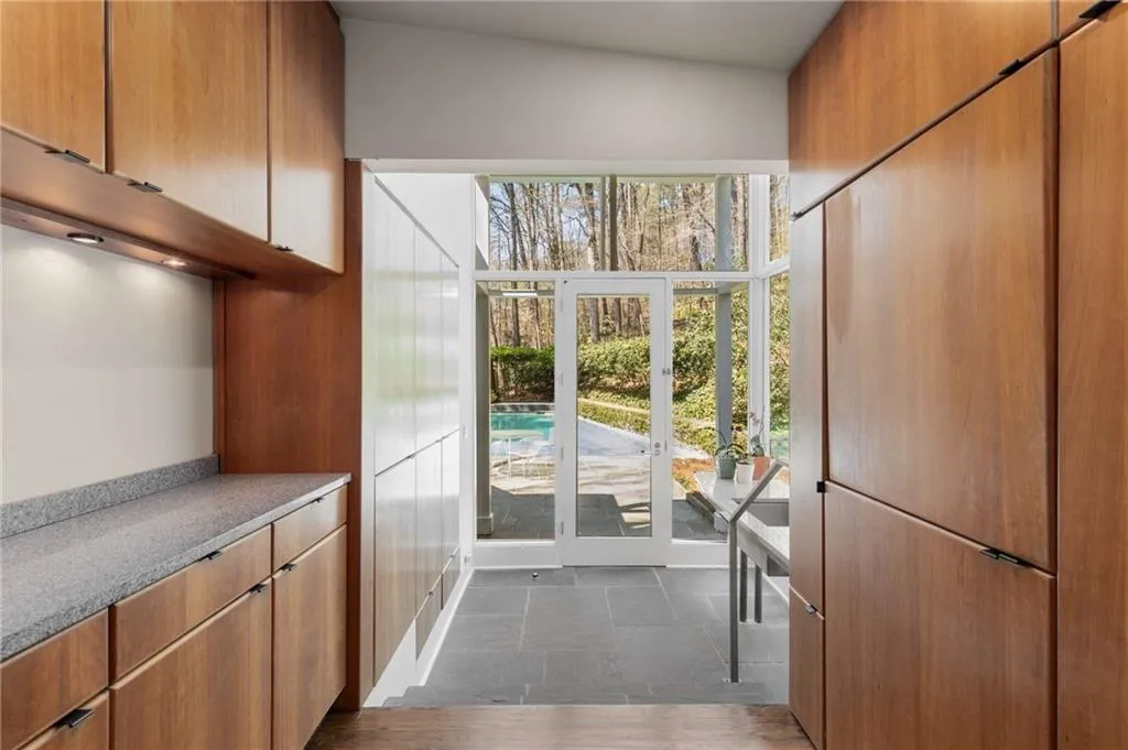 Amazing space as a garden room or mud room