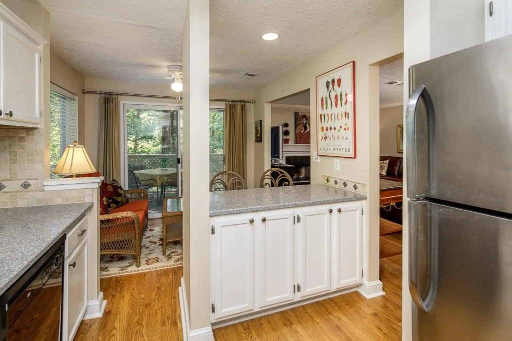 6802 Glenridge Drive Unit B, Sandy Springs, Georgia 30328, 2 Bedrooms Bedrooms, ,2 BathroomsBathrooms,Residential,Sold,6802 Glenridge Drive Unit B,6595911