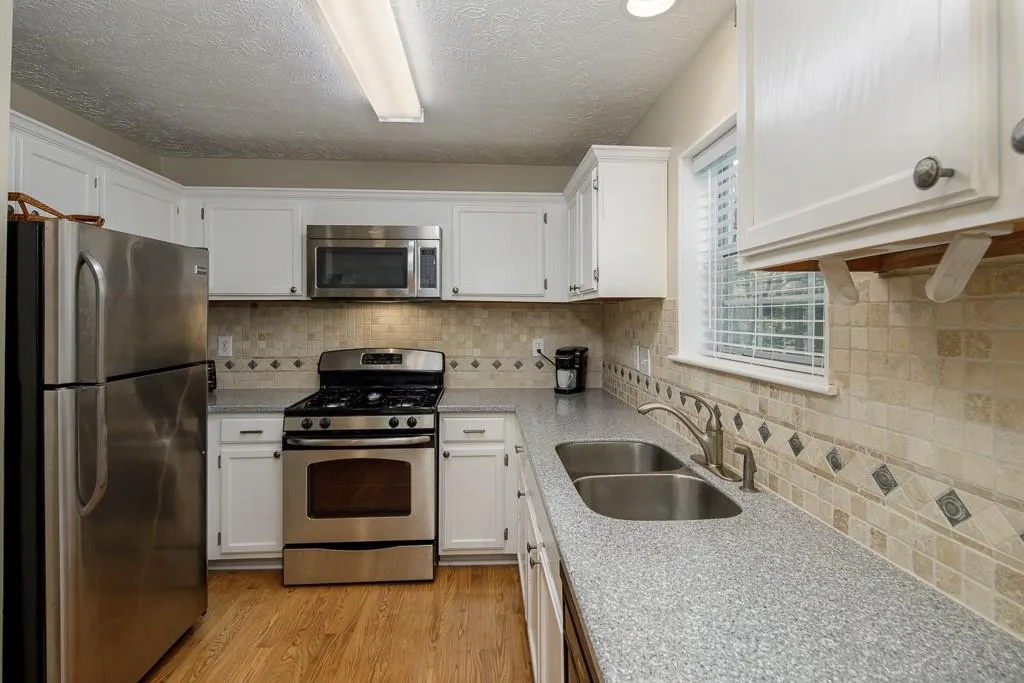 6802 Glenridge Drive Unit B, Sandy Springs, Georgia 30328, 2 Bedrooms Bedrooms, ,2 BathroomsBathrooms,Residential,Sold,6802 Glenridge Drive Unit B,6595911