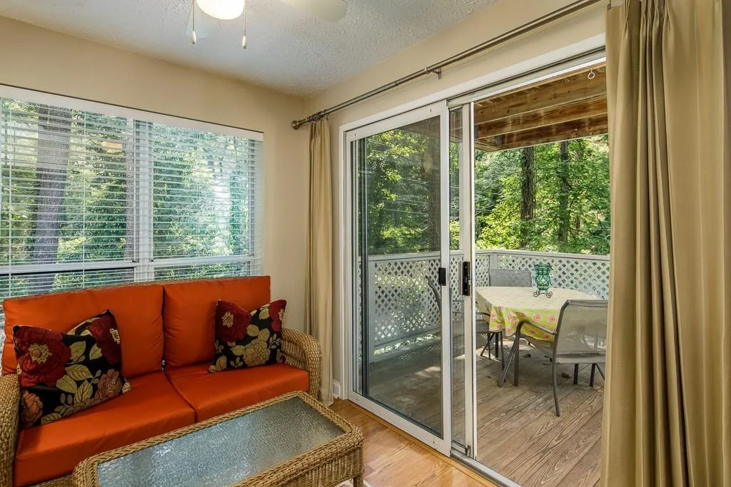 6802 Glenridge Drive Unit B, Sandy Springs, Georgia 30328, 2 Bedrooms Bedrooms, ,2 BathroomsBathrooms,Residential,Sold,6802 Glenridge Drive Unit B,6595911