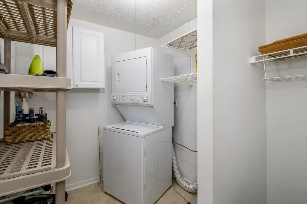 6802 Glenridge Drive Unit B, Sandy Springs, Georgia 30328, 2 Bedrooms Bedrooms, ,2 BathroomsBathrooms,Residential,Sold,6802 Glenridge Drive Unit B,6595911